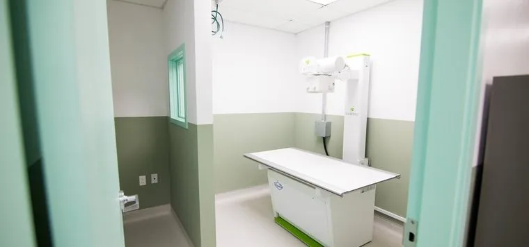 Digital X-ray suite at Greenlight Pet ER with imaging table and overhead X-ray arm