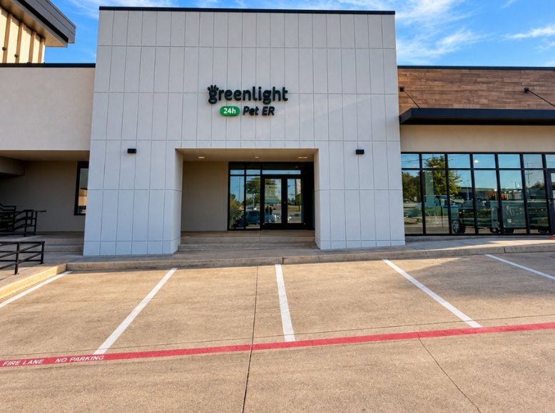 Building exterior and signage of Greenlight Pet ER Arlington on South Cooper Street