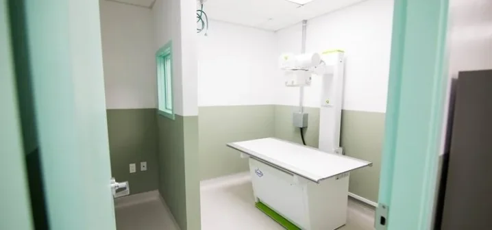 Digital X-ray suite at Greenlight Pet ER with imaging table and overhead X-ray arm